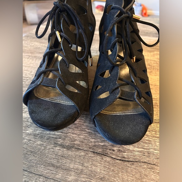 Size 11 Wedge Strappy Shoe - Picture 2 of 6